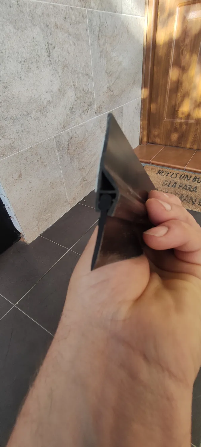 Amig Mod.4 paraspifferi adesivo PVC nero 1 m