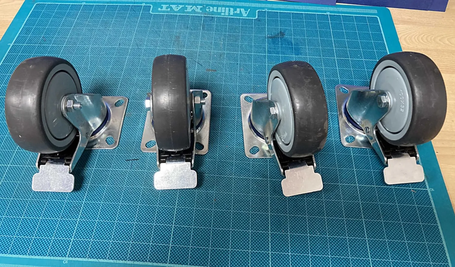 Amig Set 4 Ruote con Freno Piastra 100 mm 110 Kg Gomma