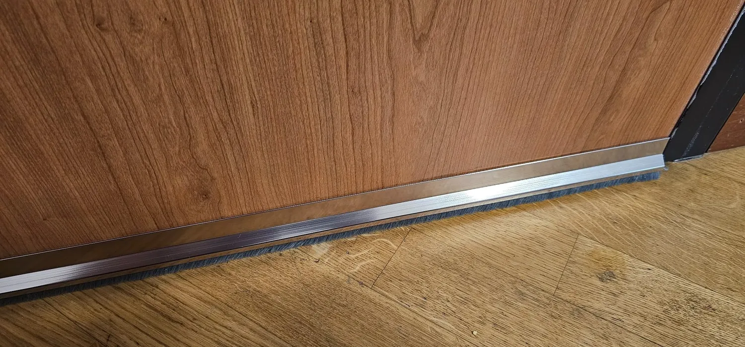 Amig Paraspifferi Adesivo Porte Oro 1000 mm Alluminio