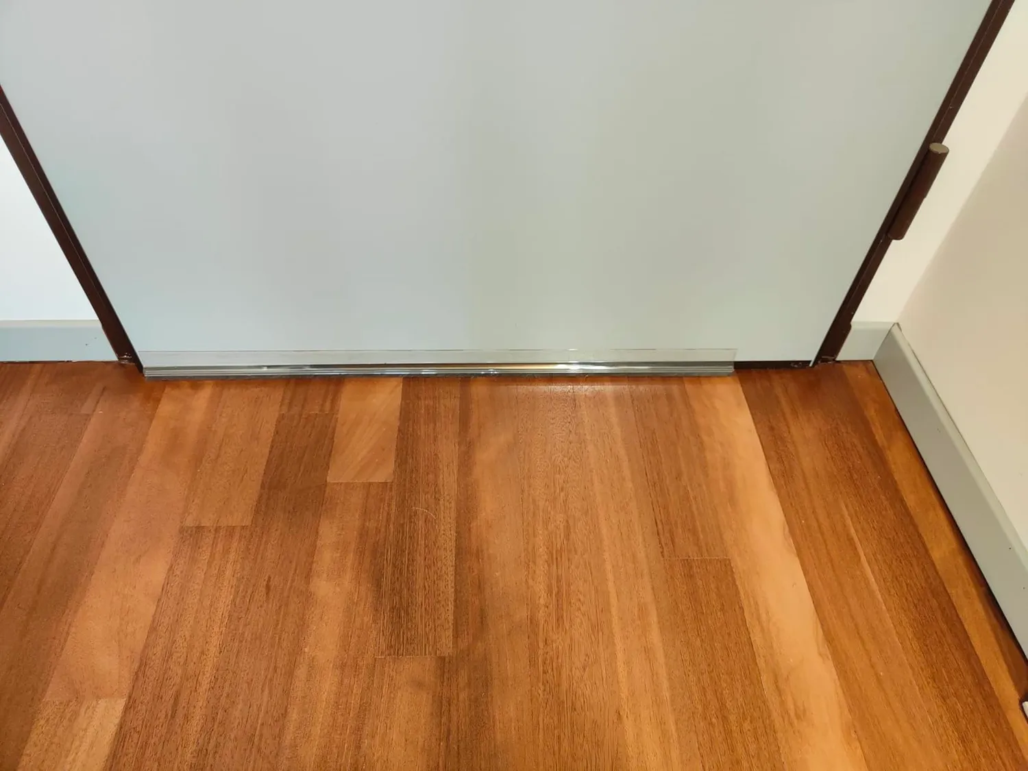 Amig Paraspifferi Adesivo Porte Oro 1000 mm Alluminio