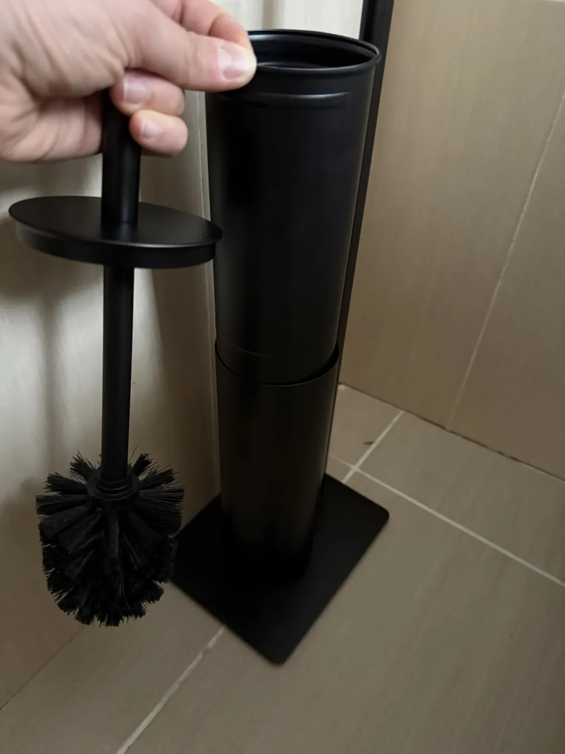 Amig Formaduo Portascopino con Portarotolo Nero