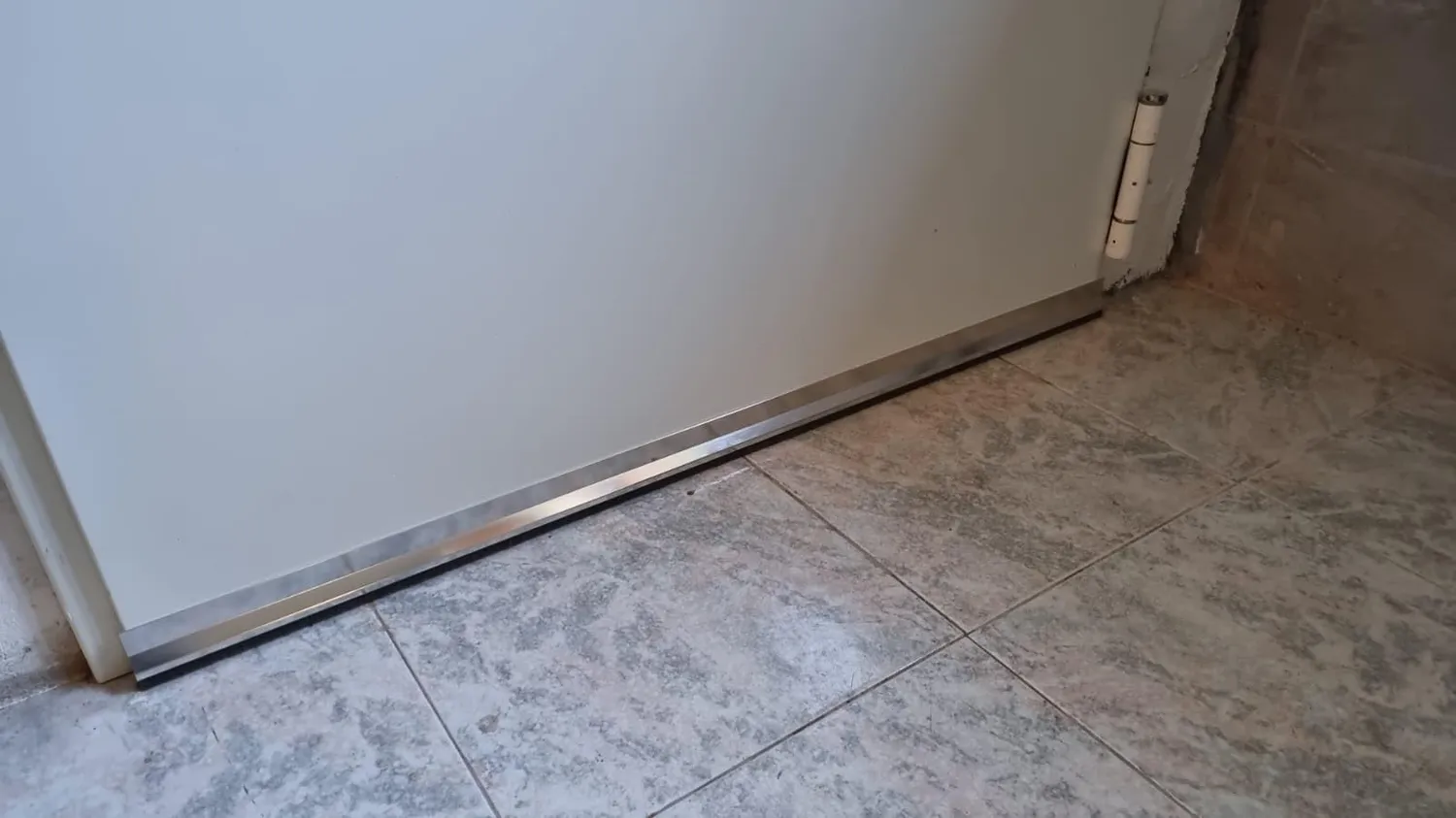 Amig paraspifferi adesivo argento 1000 mm con spazzola