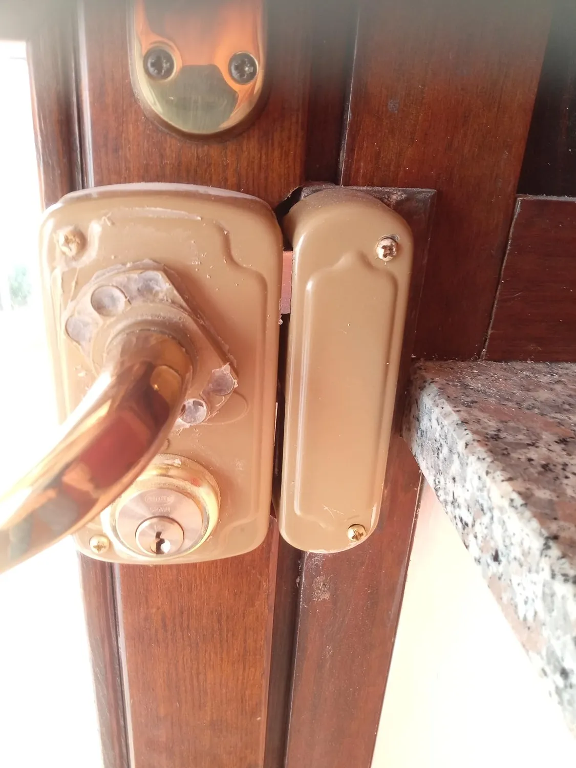 Amig 75UN serratura sovrapposizione destra 66x120 oro